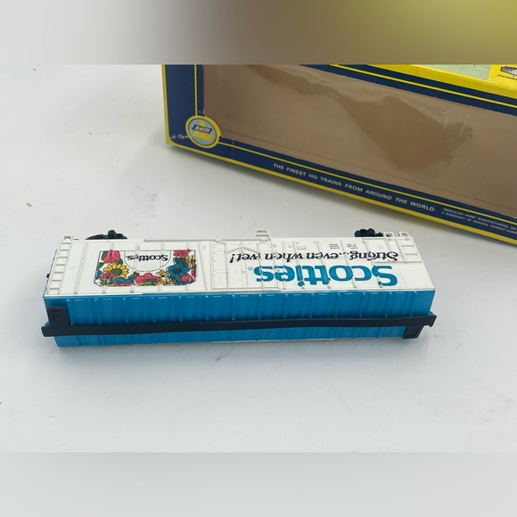 AHM Scotties Toilet Paper HO Train Car Mechanical Reefer with accessories bundle - Picture 11 of 12